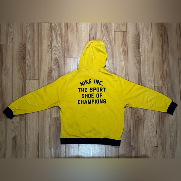NIKE - THE SPORT SHOE OF CHAMPIONS - HOODIE - SIZE M - YELLOW & BLACK - Picture 2 of 2